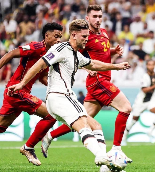 足球国足球员获赞：比赛态度专业（国足队员获赞：以专业态度投入比赛）