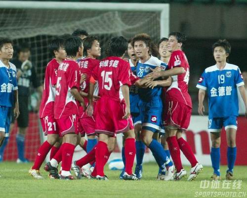 快船本赛季领先对手多达两位数时，战绩为6胜7负（快船本季在两位数领先时的战绩为6胜7负）