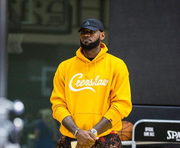 库里半场10中5轰16分4板，帮助勇士占据上风（库里半场10投5中拿16分4板，勇士抢得先机）