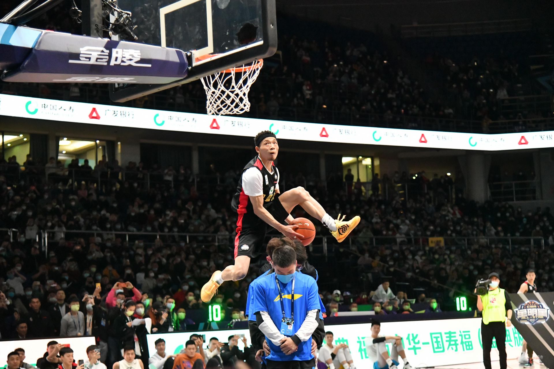 乌姆蒂蒂回忆巴萨6-1巴黎：恩里克赛前就说能灌他们6个（乌姆蒂蒂谈巴萨6比1逆转巴黎：恩里克赛前已预测能进六球）