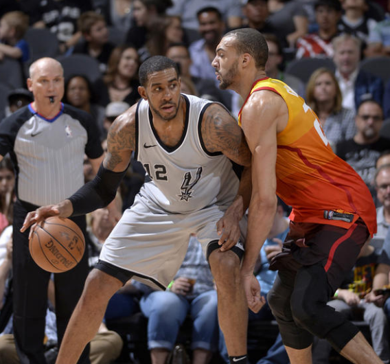 津巴布韦球队首夺联赛冠军，球队老板直接揣25万美元现金奖励球队（津巴布韦球队首次加冕联赛桂冠，老板当场掏出25万美元现金犒军）