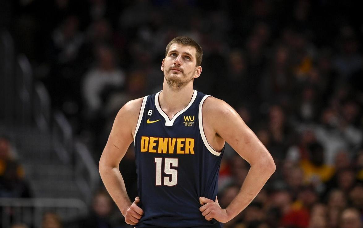 拜仁快速传球移动致对手防线瓦解（拜仁快速传切与穿插跑动令对手防线崩塌）