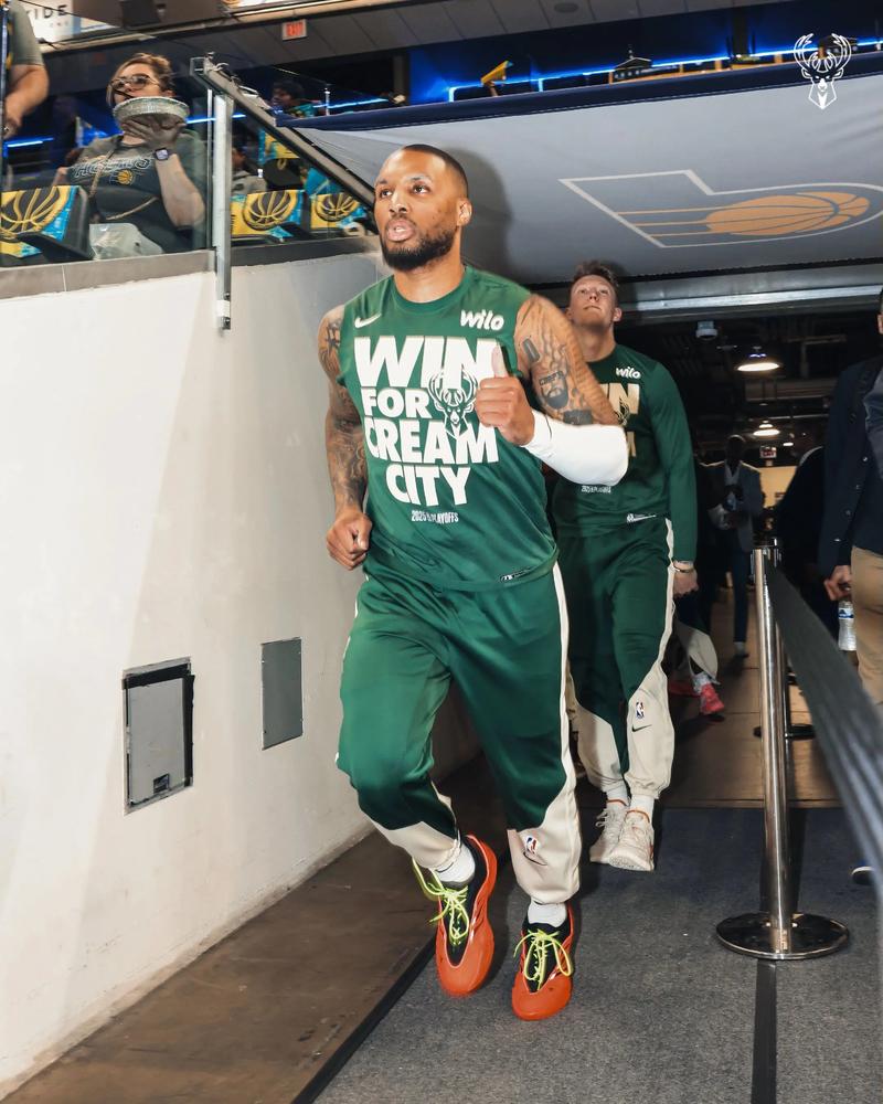 塞维球迷不满球队表现，向球场投掷杂物导致德比战暂停18分钟（塞维利亚球迷不满球队表现向场内掷物，德比战被迫中断18分钟）