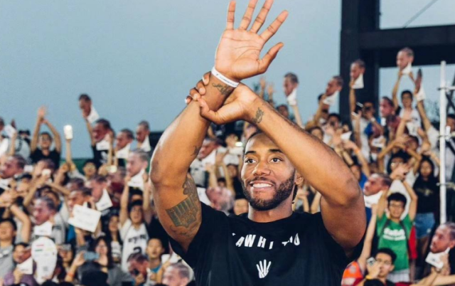 拉普拉塔大学生抗议阿足协新规，背身列队迎接联赛冠军罗萨里奥（抗议阿足协新规，拉普拉塔大学生背对列队迎接联赛冠军罗萨里奥）