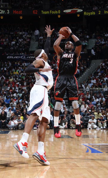 今天是海港足球俱乐部一线队球员武磊的生日，让我们...（海港一线队球员武磊迎来生日，邀你一起送上祝福）