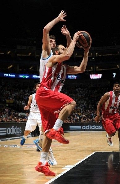 德拉富恩特：我们和皇马队医保持联系，赫伊森暂时不离队（德拉富恩特：已与皇马队医沟通，赫伊森短期内不会离队）